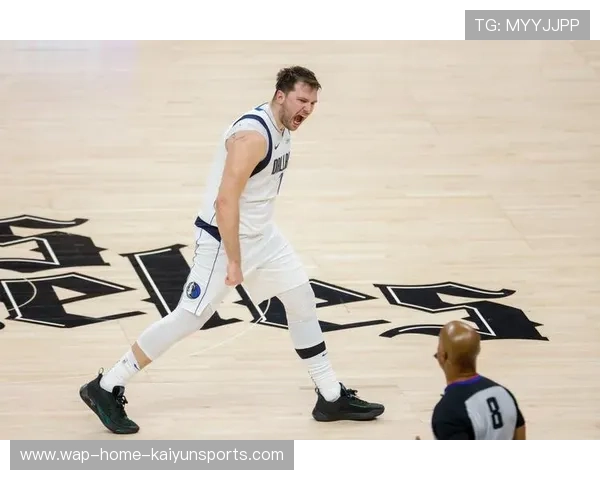 东契奇助攻大前锋命中中投，独行侠配合顺畅